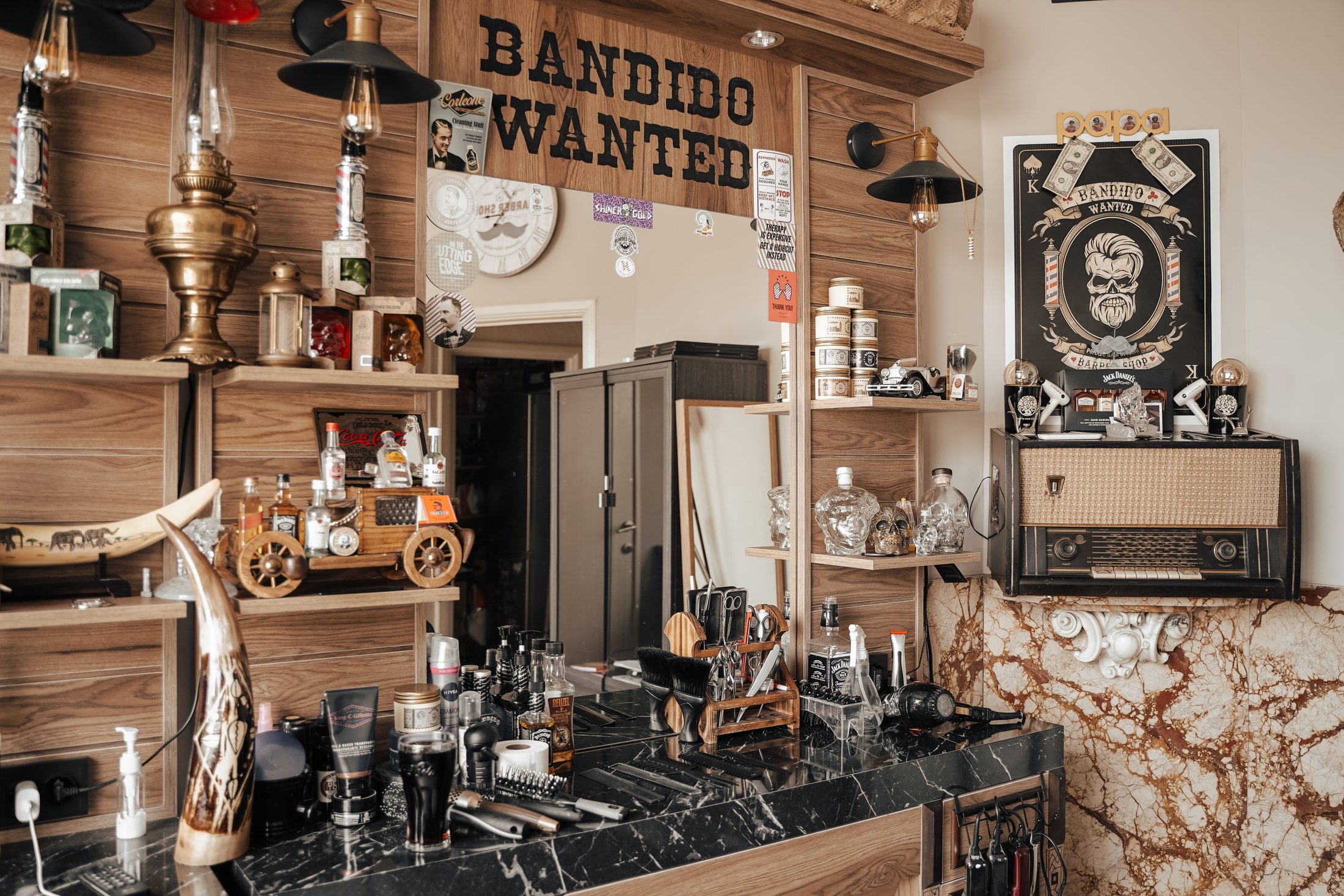 Interior de uma barbearia moderna usado como demonstração de layout