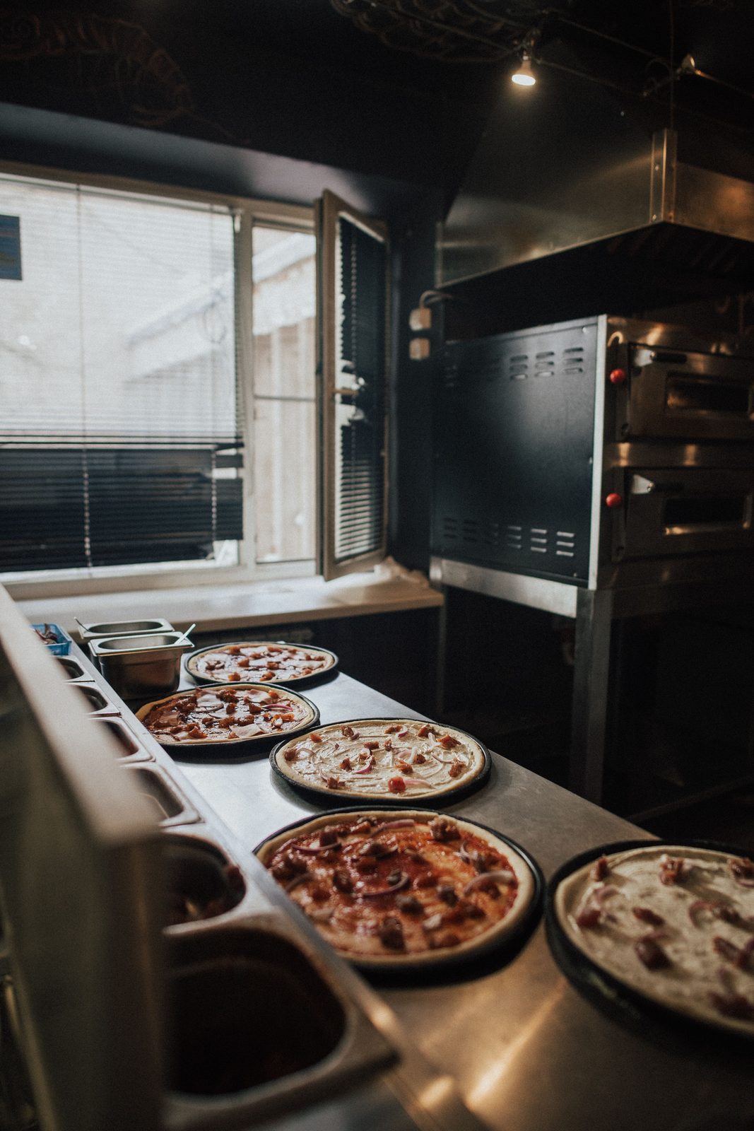 Pizzas artesanais em uma cozinha de restaurante